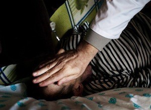 A doctor checks for signs of life and finds none, in a patient with drug resistant TB in the Ukraine © Misha Friedman/WHO